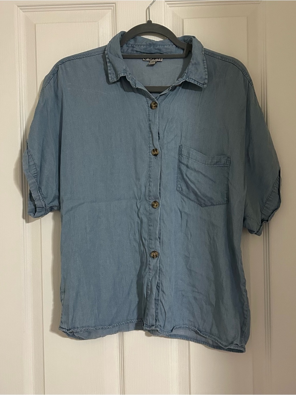 Light Blue women’s short-Sleeve Button-Up Shirt size L